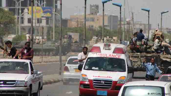 منصور هادي إلى مكان آمن بعد قصف القصر الرئاسي في عدن - 

        